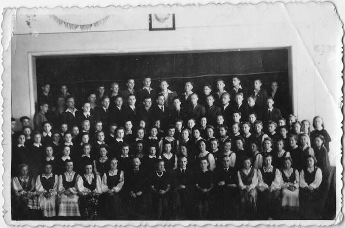 Pasvalio gimnazijos mokiniai ir mokytojai 1948 metais